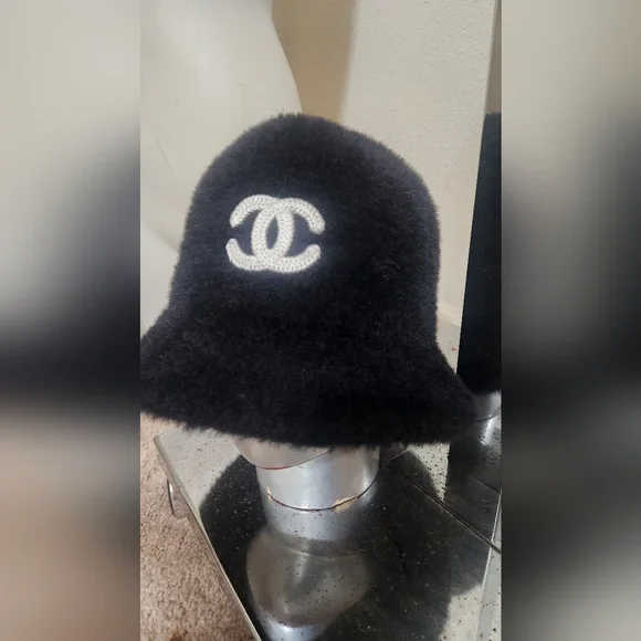 CHANEL Elegant Black Fuzzy Hat Faux fur hat Chanel Black size M International in Faux fur  main image 2